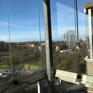 Hoegst Upp Med Balkong I Soederlaege